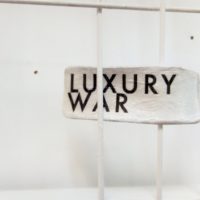 Luxury War Kim Okura Installation-bildausschnitt