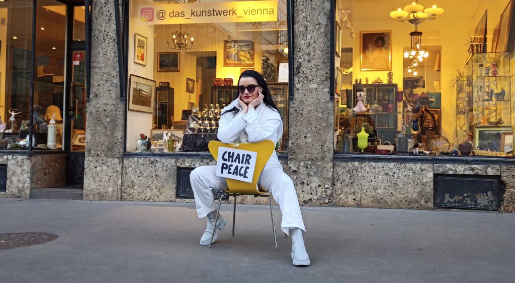 Chair Peace Kunst Performance Wien Chair Peace Kim Okura vor Das Kunst Werk Operngasse Wolfgang Roth