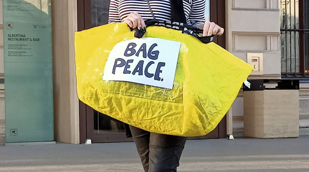 Bag Peace Kunst Performance Kim Okura Blog Titelbild mit gelber Tasche