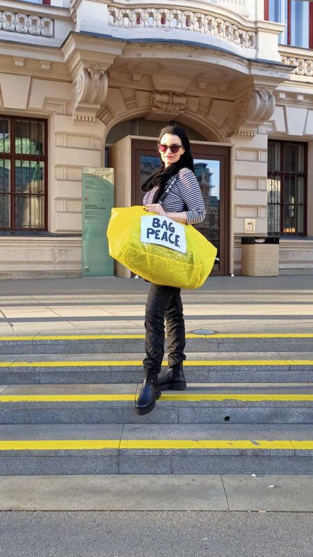 Bag Peace & Imagine, Art Performance, Kim Okura, Milestone 3 Fotograf Raphael Ogeh, Albertina Wien