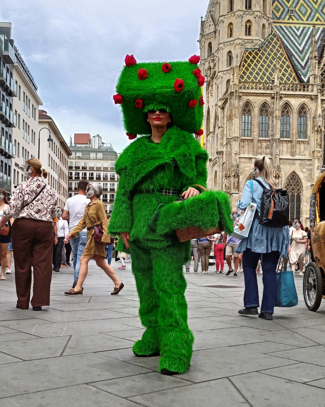 Kim Okura wienspring 2025 Spaziergang Art Performance Milestone St. Stephen's Cathedral
